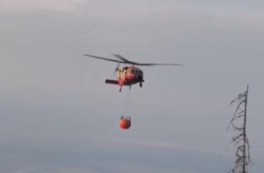 Incendiu masiv de vegetație într-o zonă greu accesibilă din Băile Olănești. Un elicopter intervine în sprijinul pompierilor 18912836