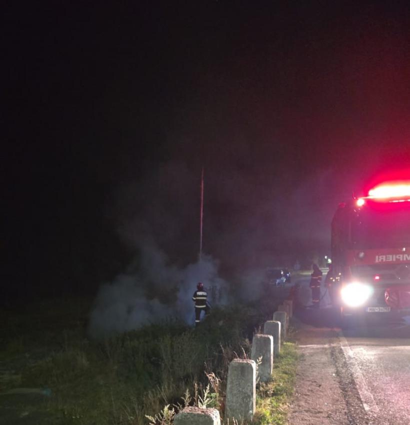 Incendiu masiv de vegetație într-o zonă greu accesibilă din Băile Olănești. Un elicopter intervine în sprijinul pompierilor 18912837