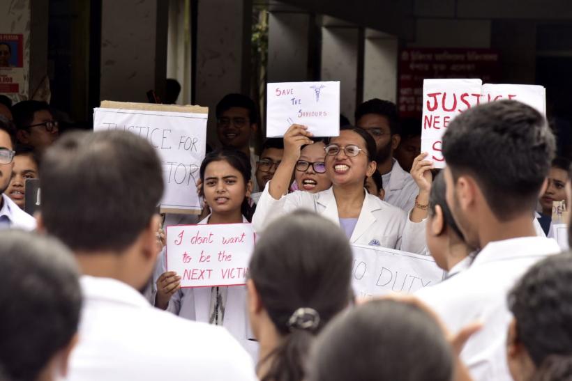 1 milion de medici indieni intră în grevă, după ce o doctoriță de 31 de ani a fost violată și ucisă 18912820