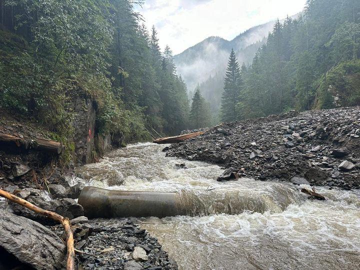Misiune finalizată cu succes: 76 de turiști blocați pe munte, inclusiv doi polonezi, coborâți în siguranță de pe traseul Vârfului Moldoveanu 18912995