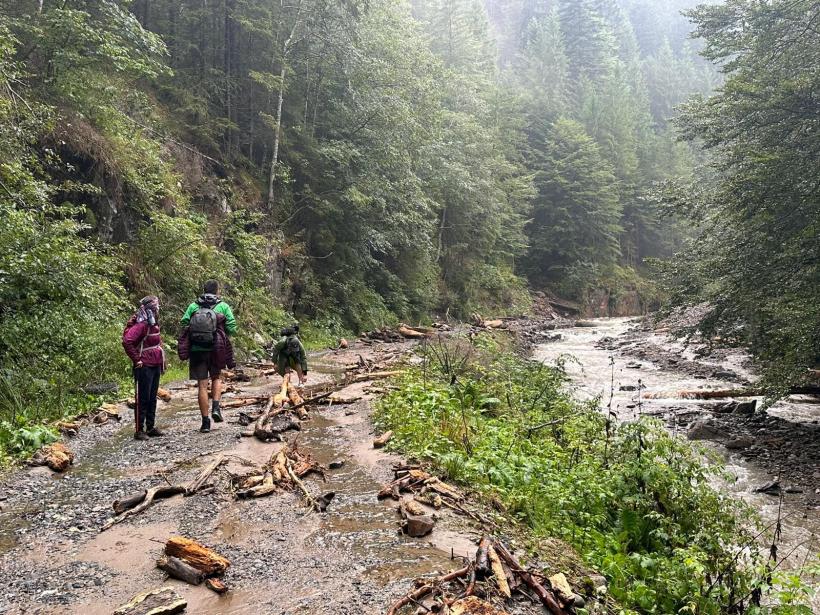 Misiune finalizată cu succes: 76 de turiști blocați pe munte, inclusiv doi polonezi, coborâți în siguranță de pe traseul Vârfului Moldoveanu 18912996