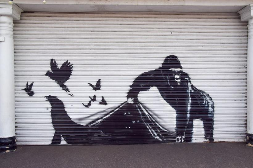 Opera cu gorilă a celebrului Banksy, îndepărtată de la grădina zoologică din Londra  18913001