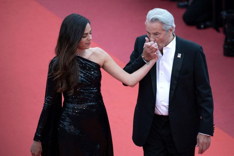 Stilul lui Alain Delon a inspirat generații de români. Obiectul de îmbrăcăminte care costa un salariu  18913084