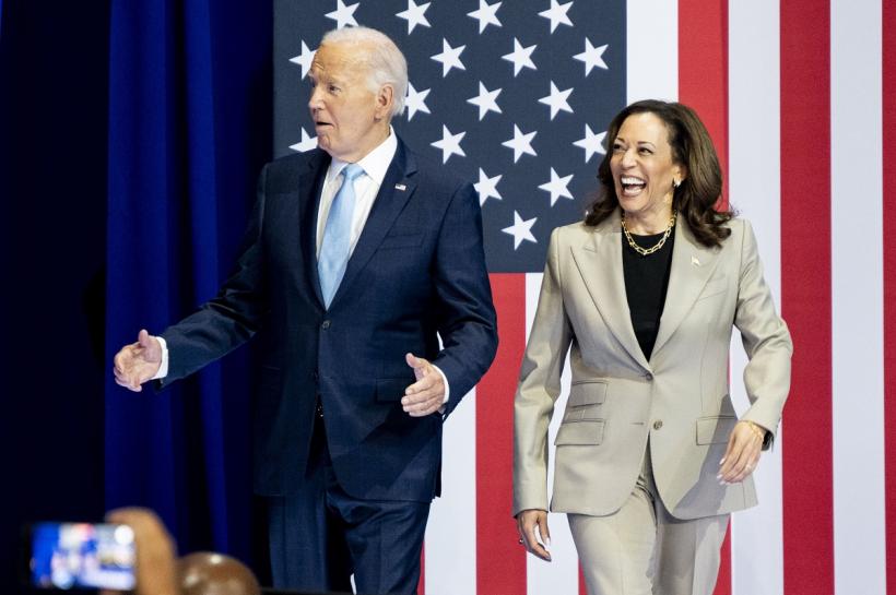 Biden i-a predat ştafeta Kamalei Harris, în uralele şi lacrimile delegaţilor de la Convenţia Democrată