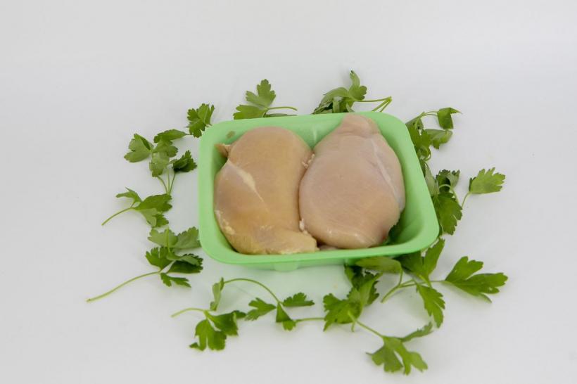 Trucuri în bucătărie pentru a găti pieptul de pui zemos, nu uscat 18913224