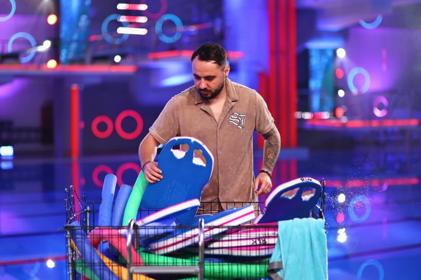 Au făcut echipă la Power Couple, iar acum se întrec în cele mai bune sărituri: Emi și soția lui, Mădălina, duel de zile mari la Splash! Vedete la Apă 18913682