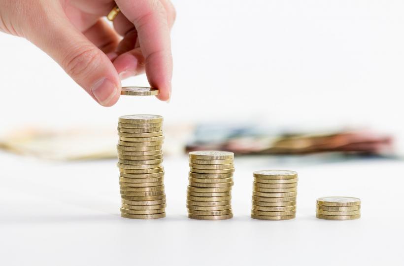 Recalcularea pensiilor, un banc prost pentru 2 milioane de oameni: Majorarea care a tăiat din banii pensionarilor săraci și a dat bani doar pentru cei bogați 18913513