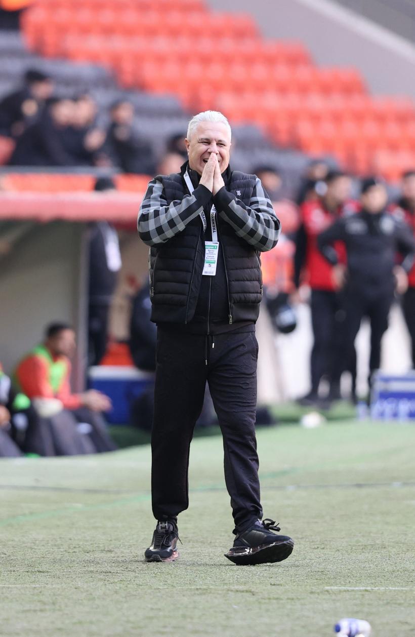 A înviat prearapidistul Șumudică! S-a încheiat scandalul în Giulești. Începe circul? 18913505