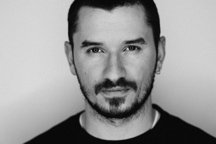 Șuetă cu Cosmin Leucuța, (tânăr și neliniștit) scriitor: „În România aș pune taxă pe nesimțire și nepăsare” 18914076