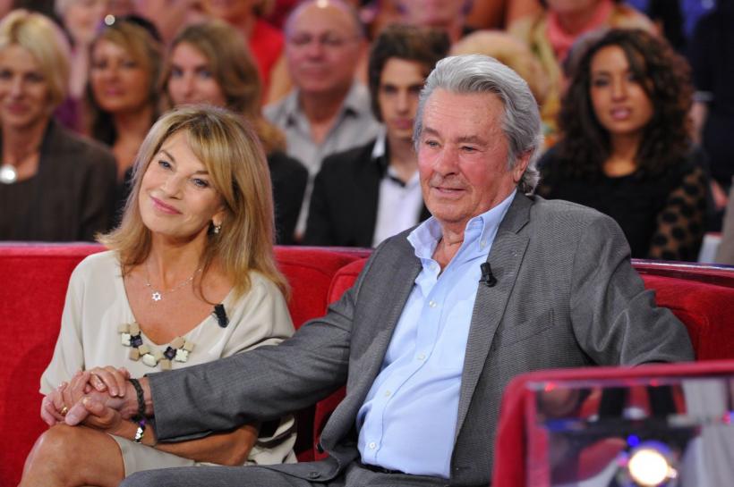 Ce spune o actriță care a participat la funeraliile lui Alain Delon: „Te-ai fi crezut la înmormântarea unui mare naş din Sicilia" 18914372