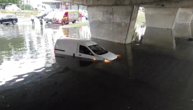 Vijeliile au făcut prăpăd la Cluj: O mașină s-a scufundat în apa strânsă sub un pod 18914491