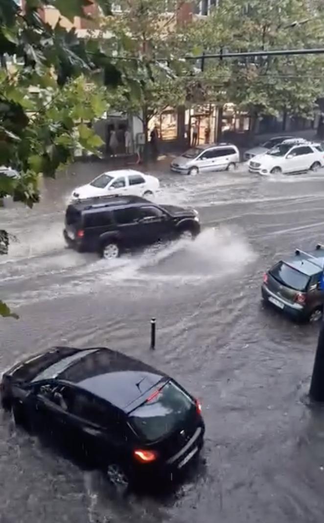 Vijeliile au făcut prăpăd la Cluj: O mașină s-a scufundat în apa strânsă sub un pod 18914492