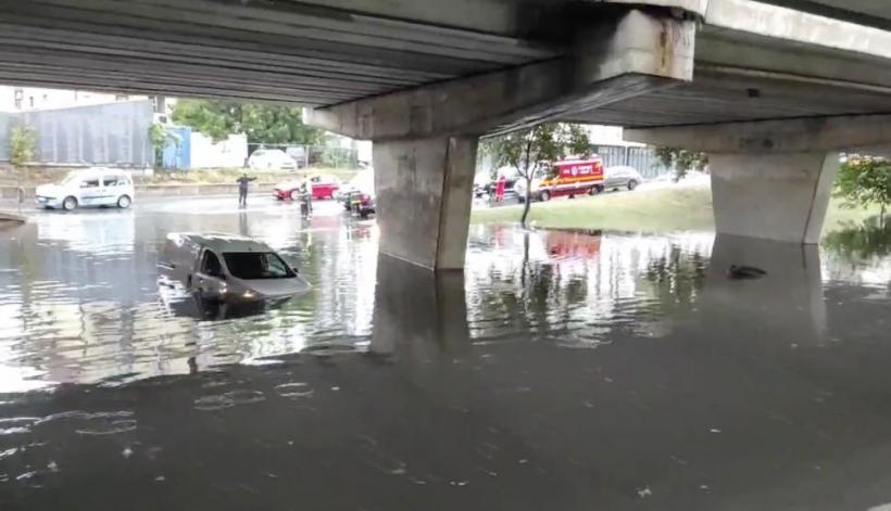 Vijeliile au făcut prăpăd la Cluj: O mașină s-a scufundat în apa strânsă sub un pod 18914493