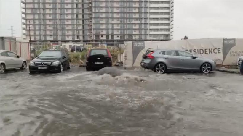 Vijeliile au făcut prăpăd la Cluj: O mașină s-a scufundat în apa strânsă sub un pod 18914494