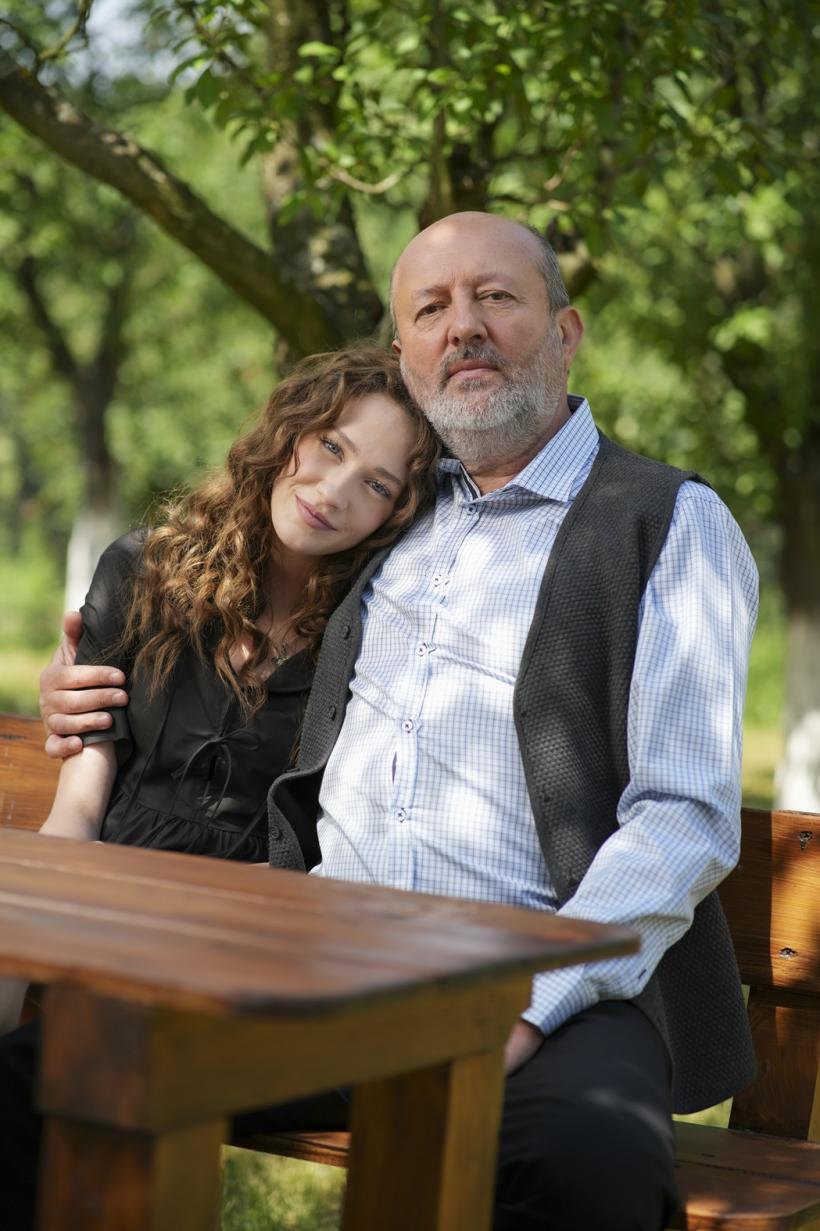 Claudiu Istodor și Maria Țăpușă, tata și fiică în Iubire cu parfum de lavandă. Claudiu Istodor, în rol de preot în serialul de la Antena 1 18914552