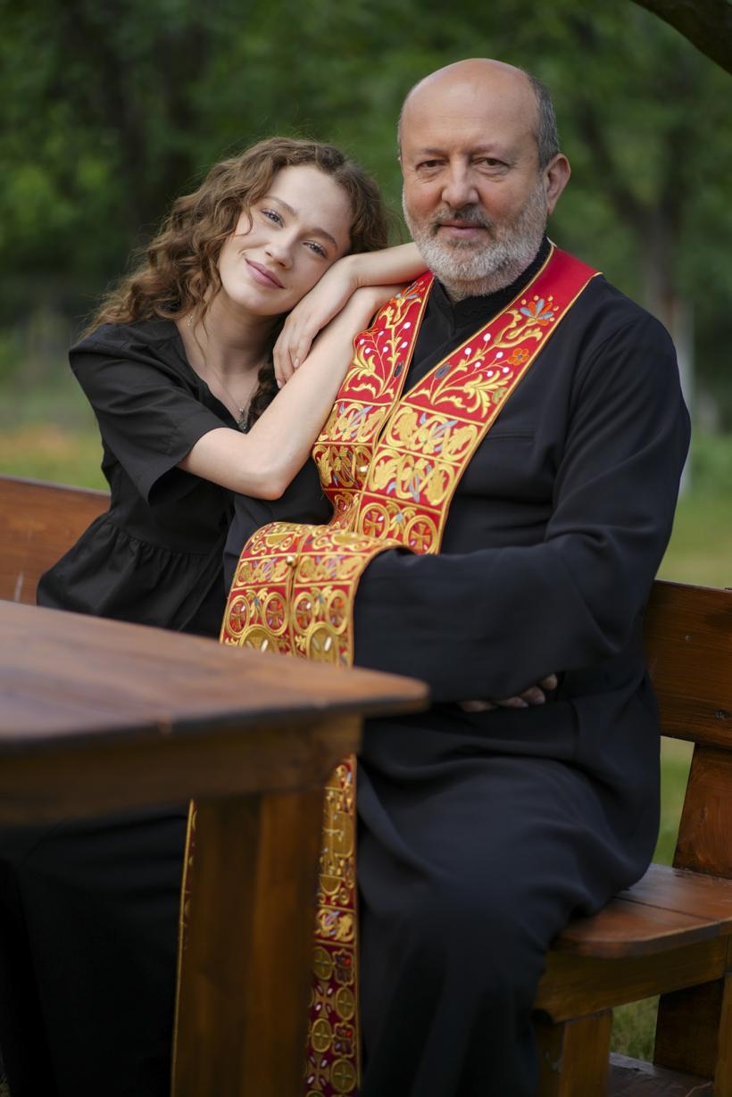Claudiu Istodor și Maria Țăpușă, tata și fiică în Iubire cu parfum de lavandă. Claudiu Istodor, în rol de preot în serialul de la Antena 1 18914553
