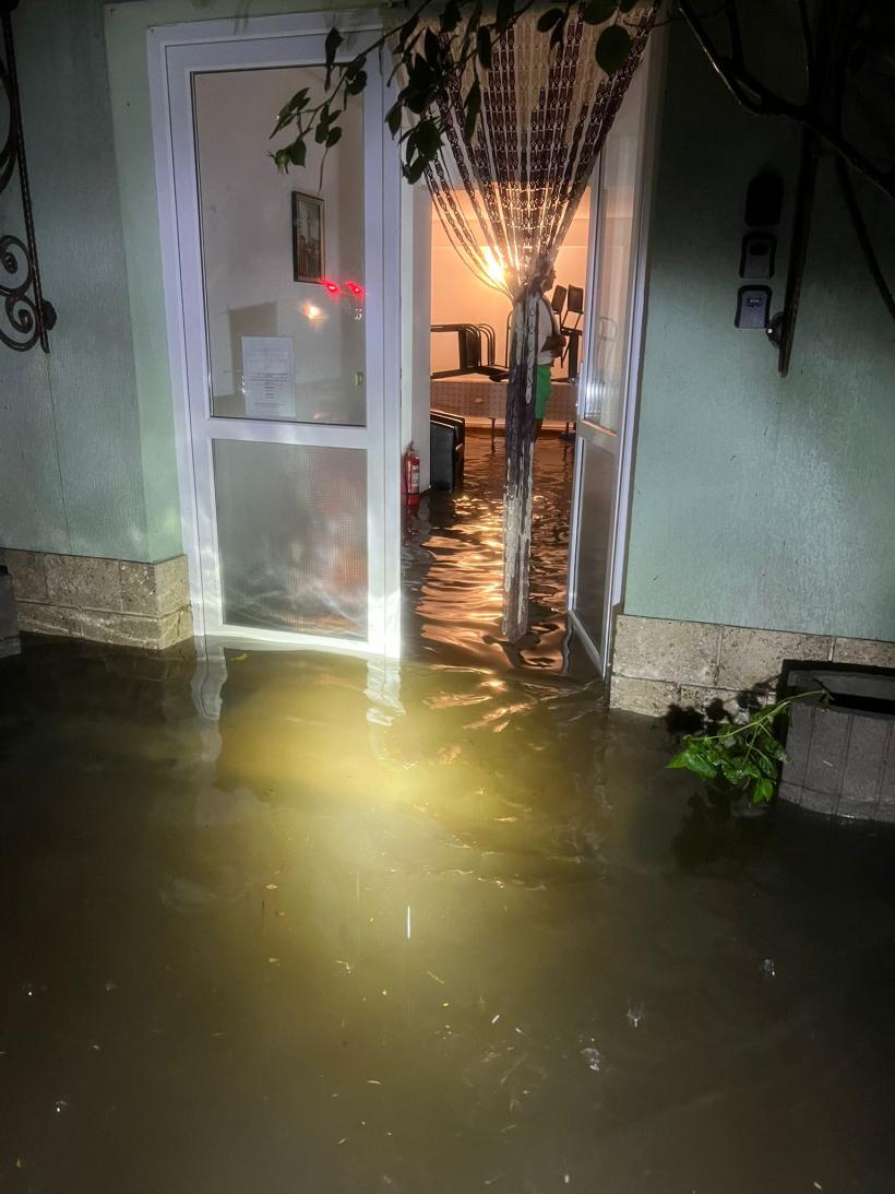 Potop la Constanța. Plaja din Vama Veche, ruptă de intemperii 18915049