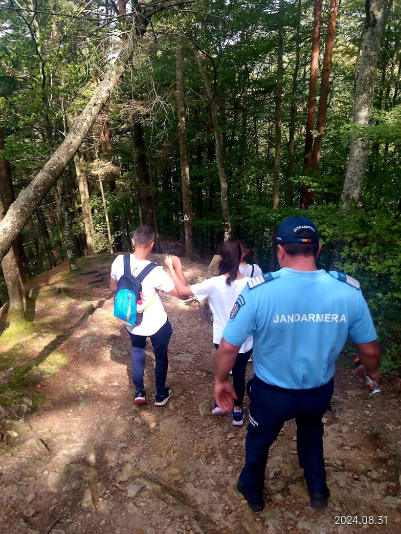 O familie care s-a întâlnit cu trei urși a fost evacuată de pe munte de jandarmi, în Slănic Moldova. 18915088