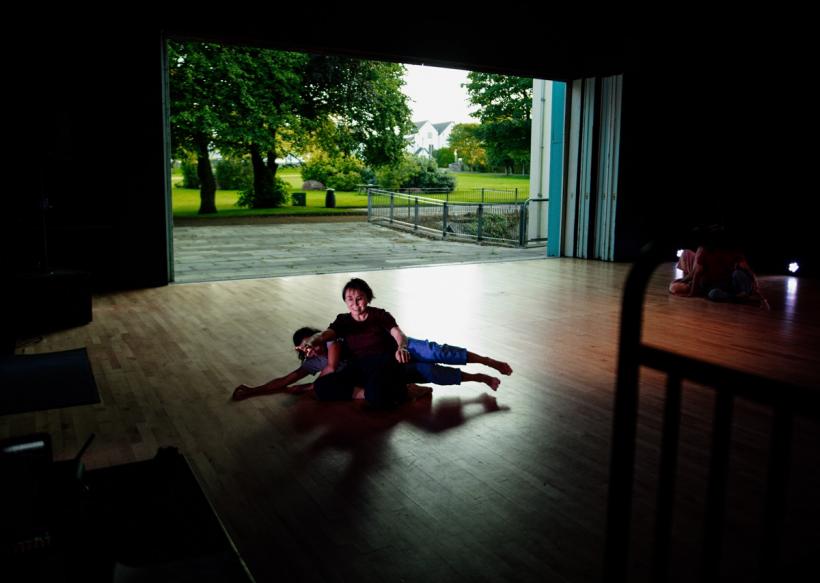 Spectacolul All in Good Time încheie proiectul de cercetare artistică No Reason To Dance? cu un turneu în Republica Moldova și România 18915588