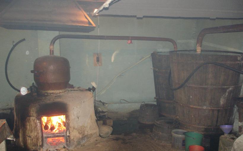 Aleșii vor mai multă palincă scutită de taxe pentru fiecare gospodărie. 50 de litri nu ajung și pentru musafiri 18915929