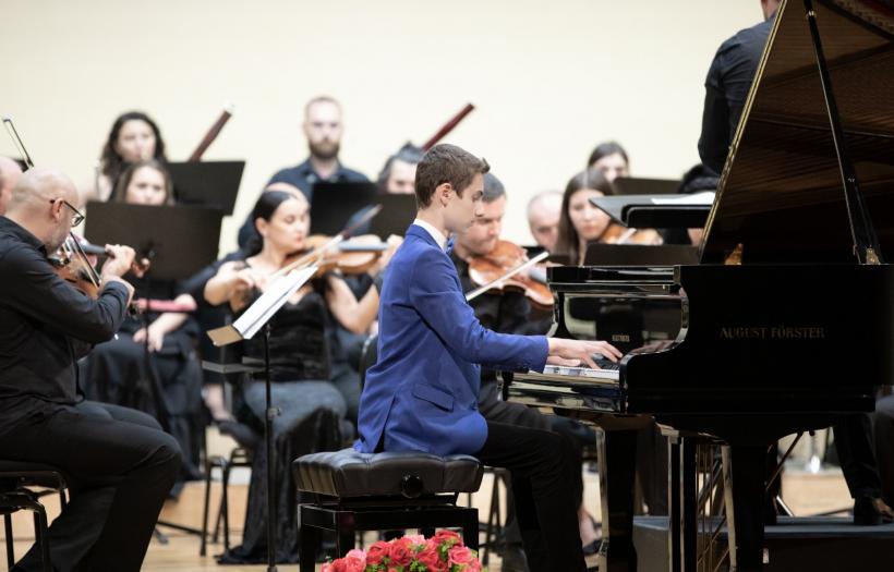 Pianul, joaca și geniul: Tânărul român care a transformat sunetele în trofee la doar 6 ani, intră în campania „100 de tineri pentru dezvoltarea României” 18916049