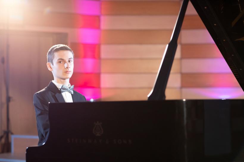 Pianul, joaca și geniul: Tânărul român care a transformat sunetele în trofee la doar 6 ani, intră în campania „100 de tineri pentru dezvoltarea României” 18916050