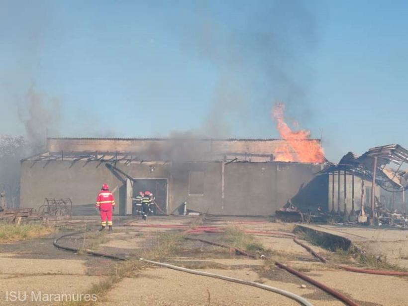 UPDATE Traficul pe DN 1C, oprit în Maramureș, din cauza incendiului puternic din zona Lăpușel. 90 de persoane au fost evacuate