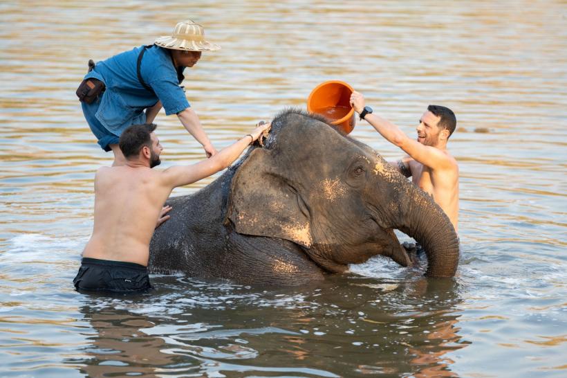 Începe etapa a doua pe Drumul Zeilor, la Asia Express. Tensiuni puternice între echipe. Adi Nartea: ”La autostop, eram care pe care!” 18916407
