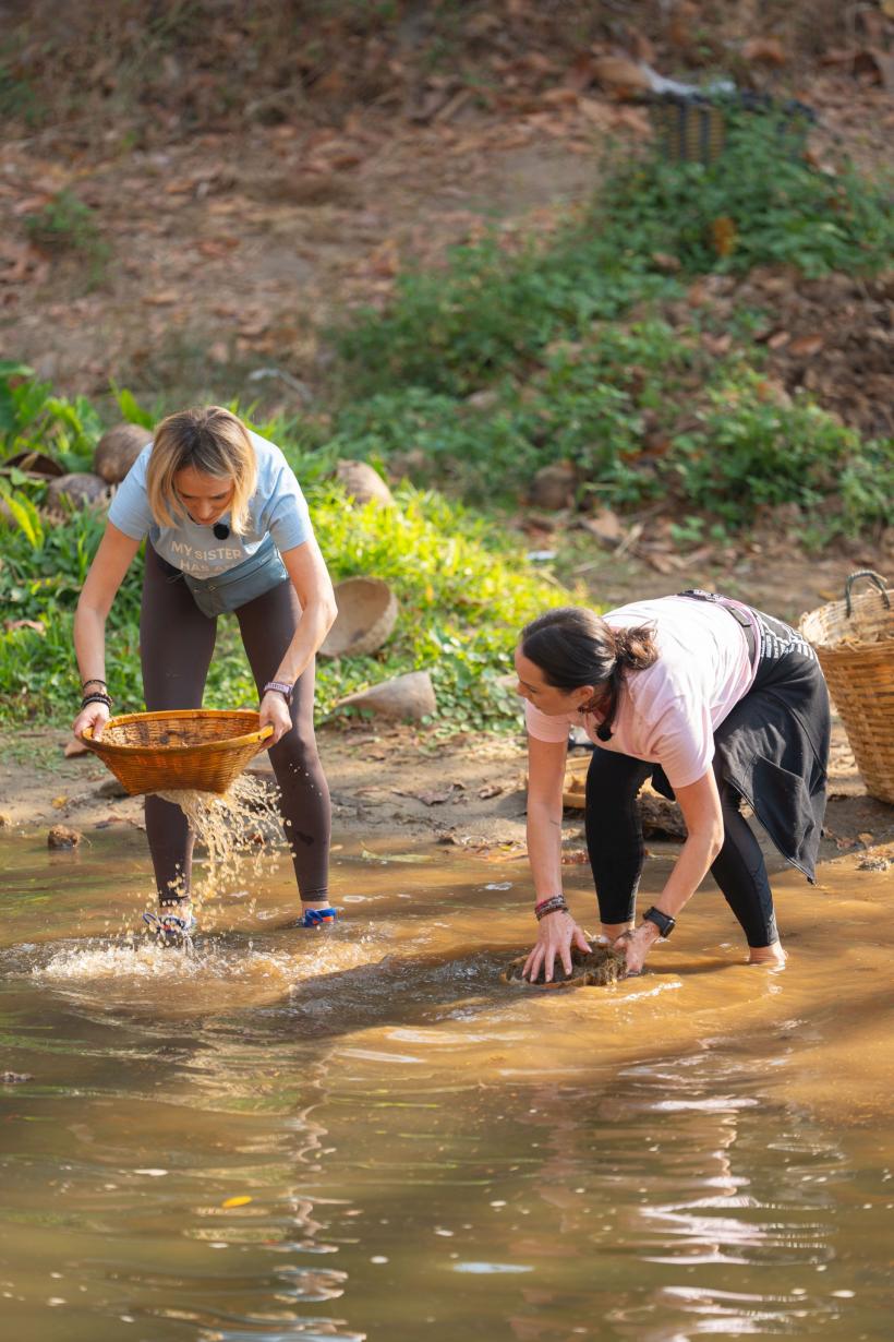 Începe etapa a doua pe Drumul Zeilor, la Asia Express. Tensiuni puternice între echipe. Adi Nartea: ”La autostop, eram care pe care!” 18916411