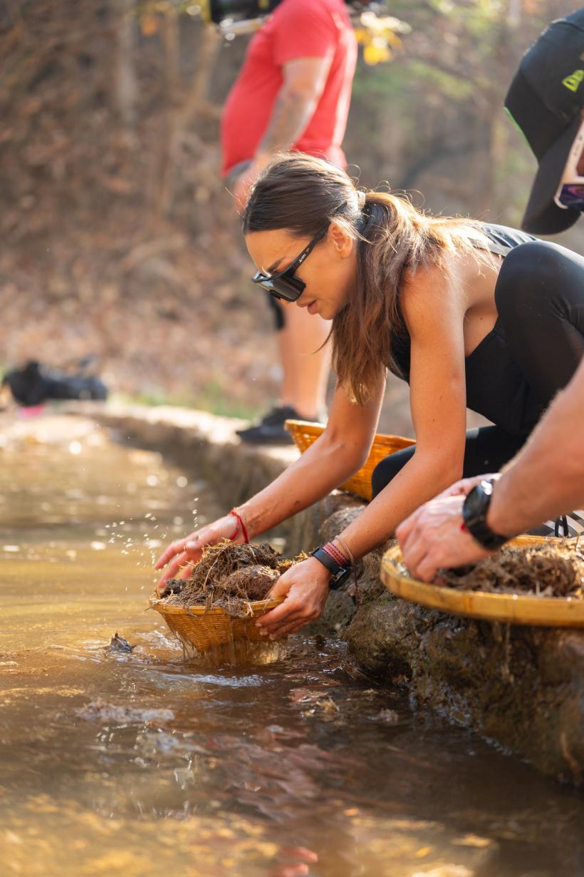 Începe etapa a doua pe Drumul Zeilor, la Asia Express. Tensiuni puternice între echipe. Adi Nartea: ”La autostop, eram care pe care!” 18916412