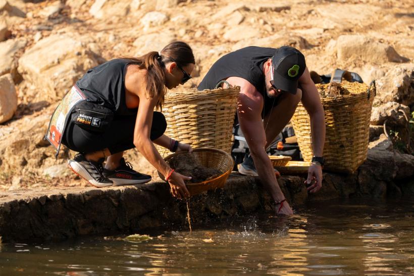 Începe etapa a doua pe Drumul Zeilor, la Asia Express. Tensiuni puternice între echipe. Adi Nartea: ”La autostop, eram care pe care!” 18916413