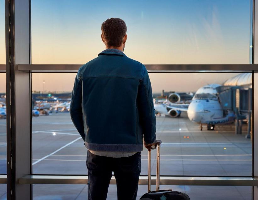 Românii pleacă, dar cine rămâne să plătească pensiile în 30 de ani? Fundația Dan Voiculescu pentru Dezvoltarea României încurajează tinerii să propună soluții