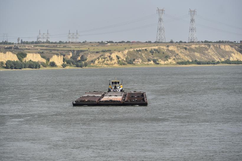 Trafic întrerupt temporar la trecerea cu bacul în PTF Bechet, din cauza scăderii nivelului Dunării