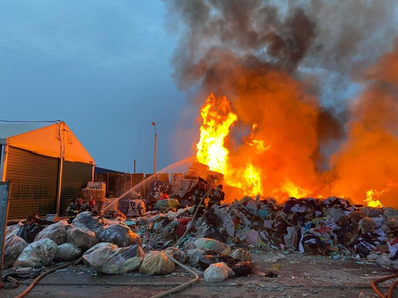 Incendiu de deșeuri în județul Sibiu. Autoritățile au emis avertizare RO-Alert 18916850