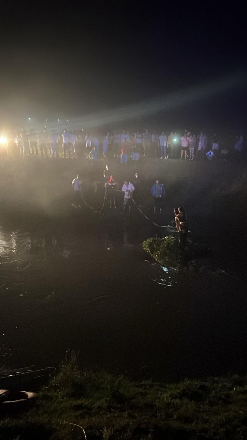 O mașină în care se aflau și doi copii a rămas blocată sub ape, pe un drum județean din Constanța 18917029