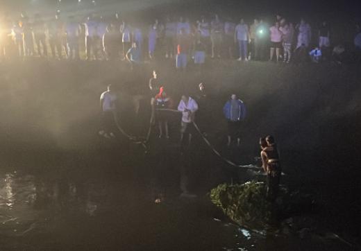 O mașină în care se aflau și doi copii a rămas blocată sub ape, pe un drum județean din Constanța 18917030