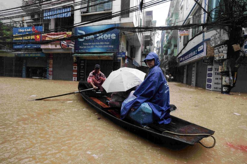 Apă de un metru, pe străzile din Hanoi