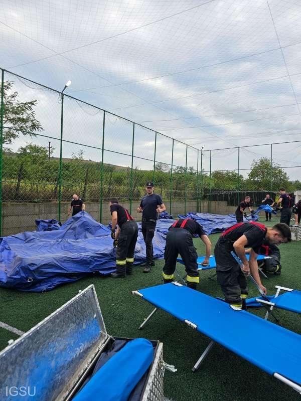 Tabără pentru sinistraţii din Vaslui şi Galaţi, pe terenul de fotbal din Gura Bohotin 18917426