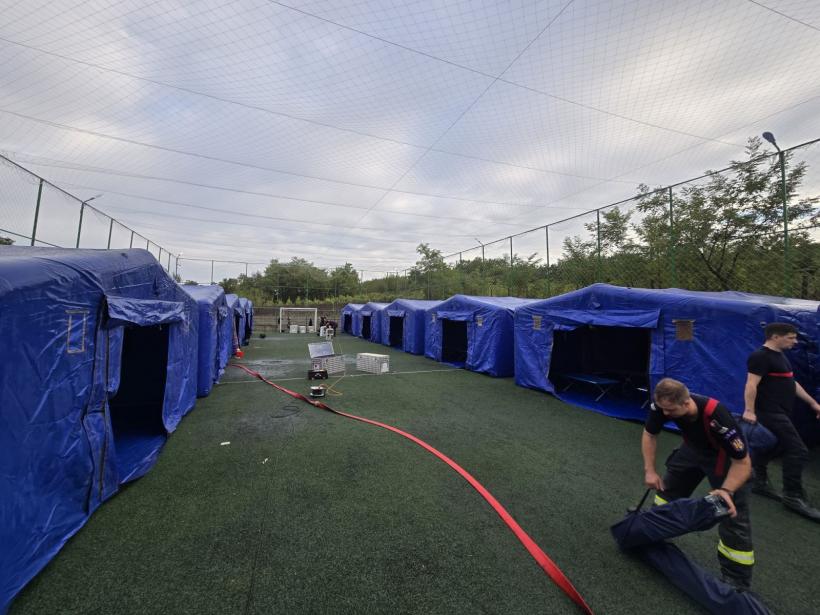 Tabără pentru sinistraţii din Vaslui şi Galaţi, pe terenul de fotbal din Gura Bohotin 18917428