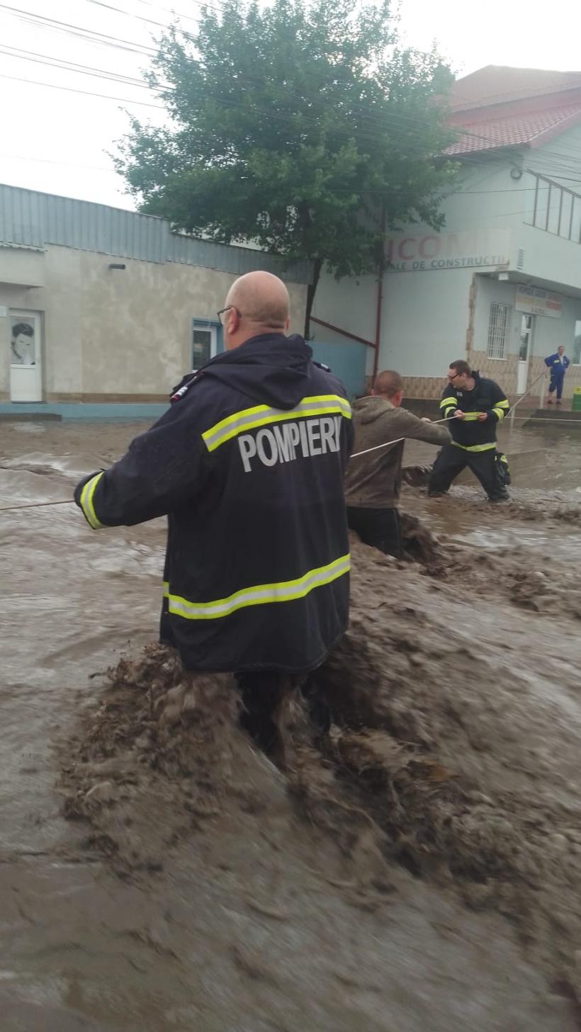 De Ziua Crucii, nenorocirea a lovit gălățenii: Pompierii intervin pentru evacuarea sinistraților din Pechea 18917439