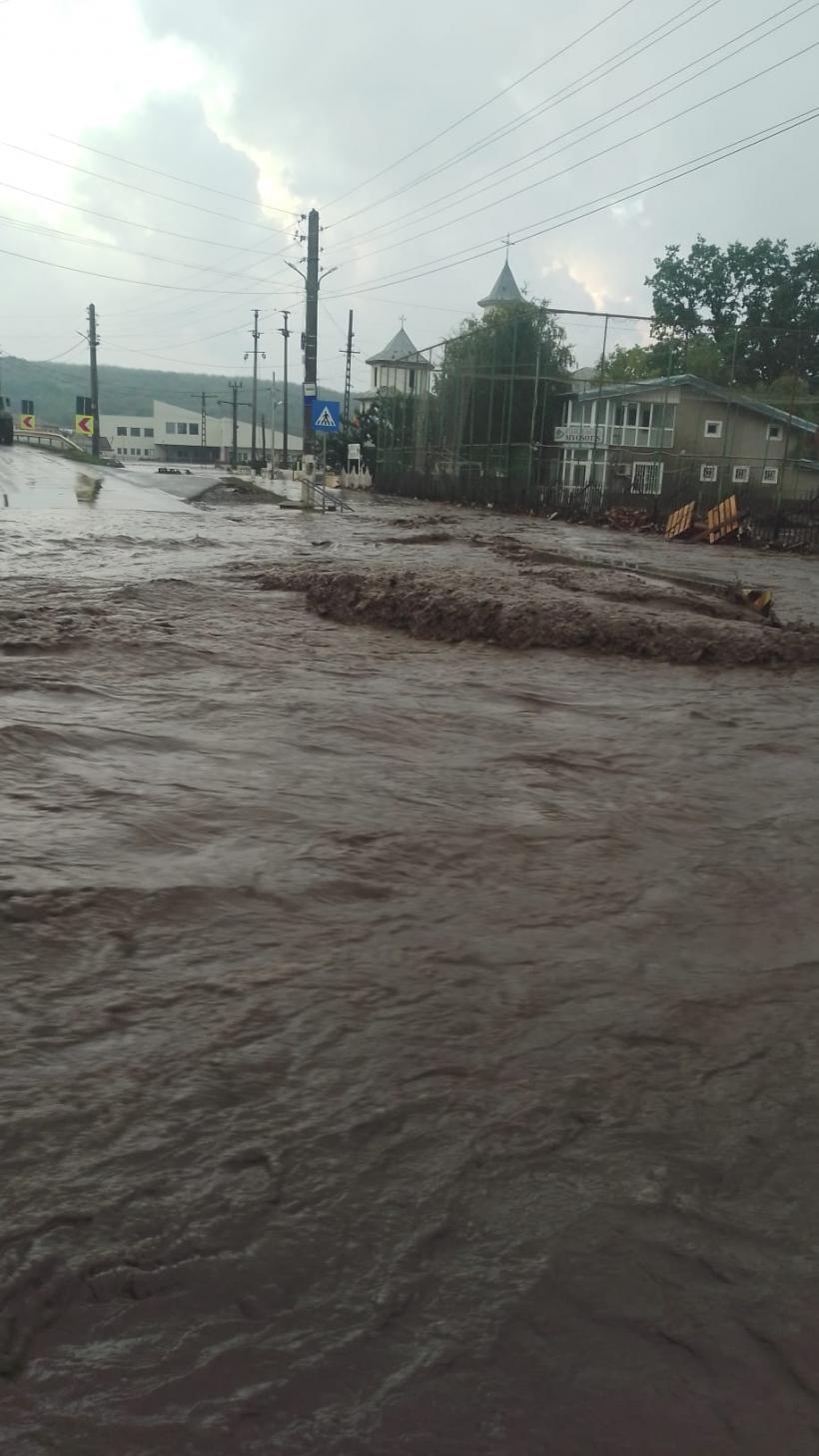 De Ziua Crucii, nenorocirea a lovit gălățenii: Pompierii intervin pentru evacuarea sinistraților din Pechea 18917440
