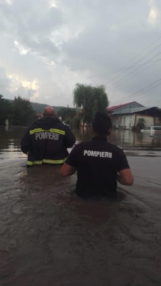 Angajaţii MAI intervin în 11 localităţi din judeţele Galaţi şi Vaslui, afectate de inundaţii. Sute de persoane, evacuate