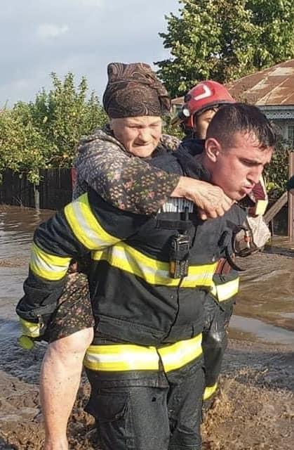 Angajaţii MAI intervin în 11 localităţi din judeţele Galaţi şi Vaslui, afectate de inundaţii. Sute de persoane, evacuate 18917565