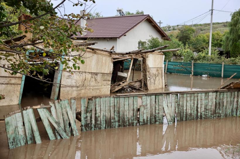 Marcel Ciolacu ajunge în tabăra de sinistrați din Slobozia Conachi 18917461
