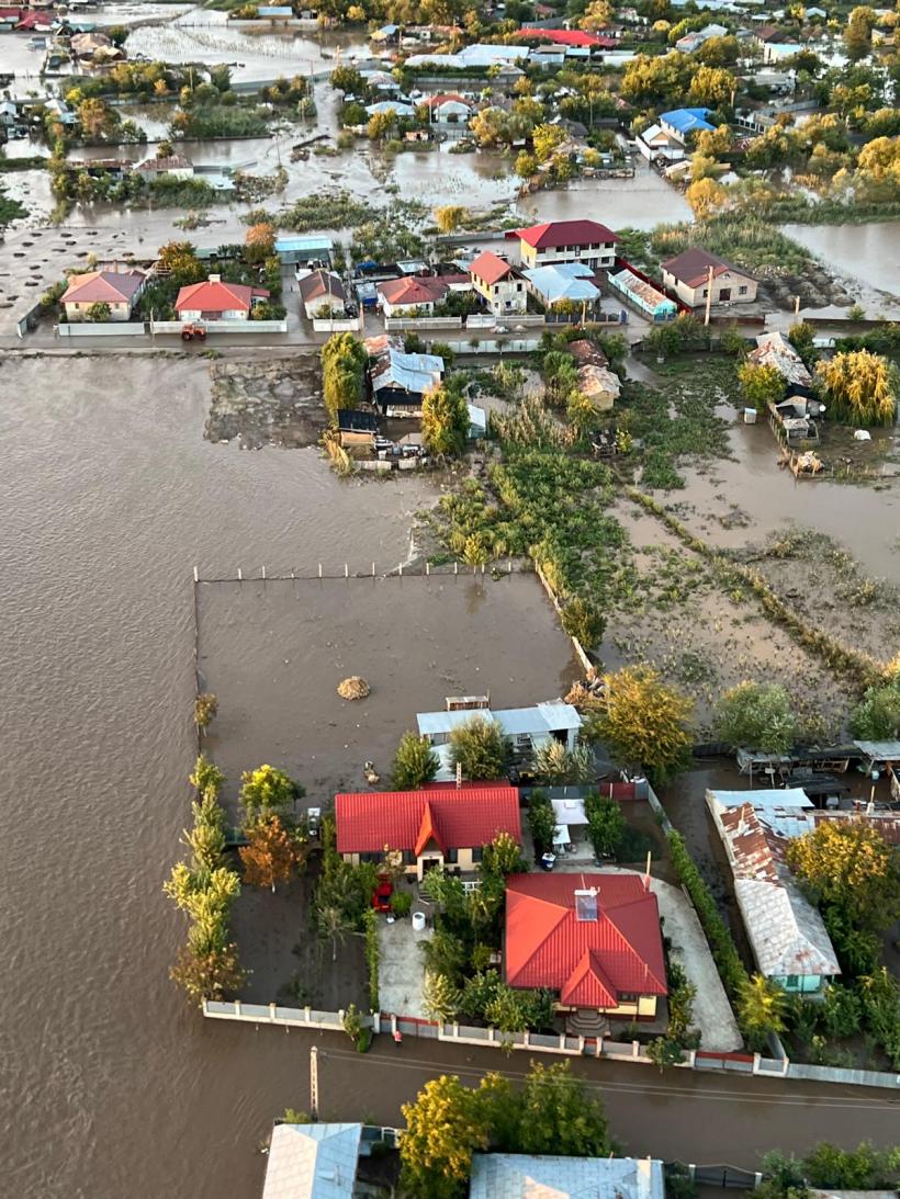 Codul roșu de inundații pe râurile din Galați și Vaslui se prelungește. Trei drumuri naționale sunt inchise circulației 18917458