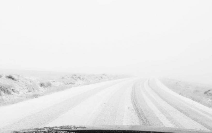 A venit iarna în România! Ninge pe Transalpina, între Rânca și Obârșia Lotrului