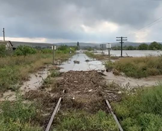 Trenuri anulate și întârzieri din cauza ploilor abundente