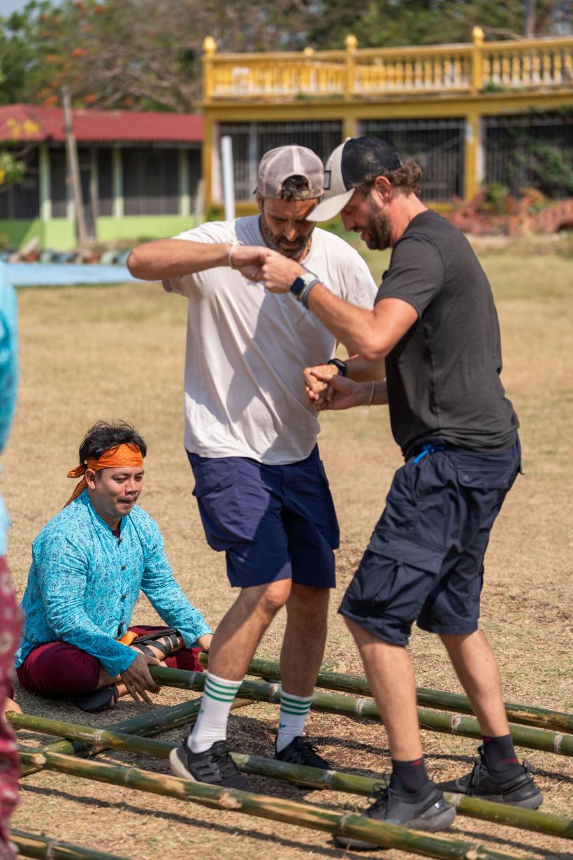 Victor Slav și Selina au luat amuleta la Asia Express. Conflict puternic la autostop între Carmen Negoiță și sora ei: „Du-te singură în misiune, eu nu mai merg!” 18917670