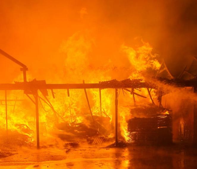 Incendiu violent la o fabrică de sicrie din Bihor 18918232