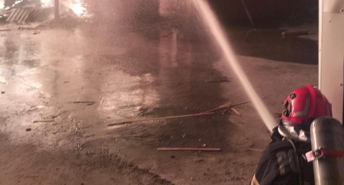 Incendiu violent la o fabrică de sicrie din Bihor 18918233